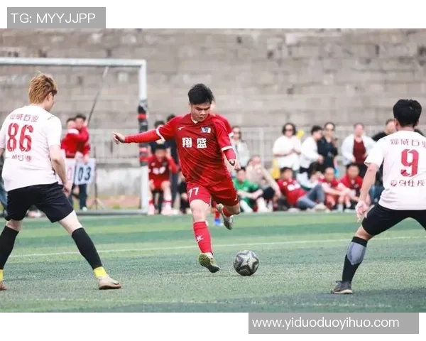 聚焦当代足球运动员成长历程与赛场风采及职业精神深度解析前景展